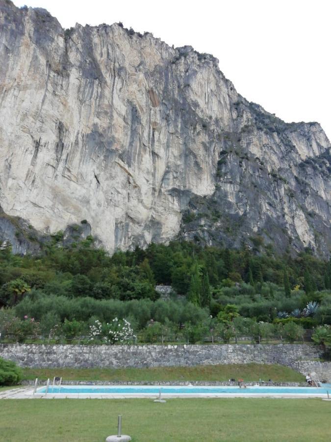 Lake & Castle View Apartment Riva del Garda Buitenkant foto