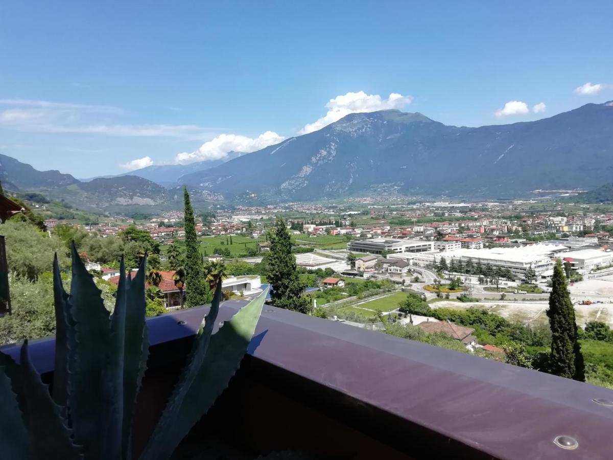 Lake & Castle View Apartment Riva del Garda Buitenkant foto