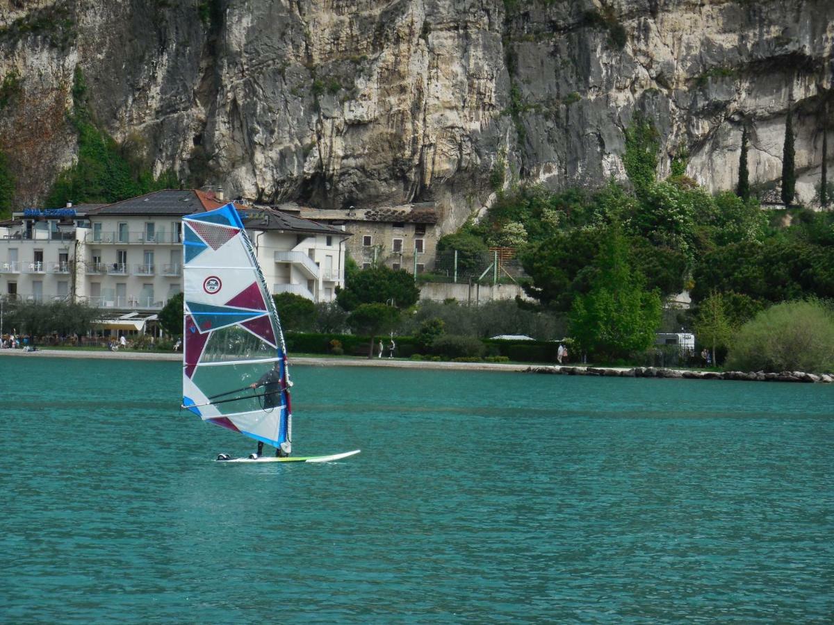 Lake & Castle View Apartment Riva del Garda Buitenkant foto