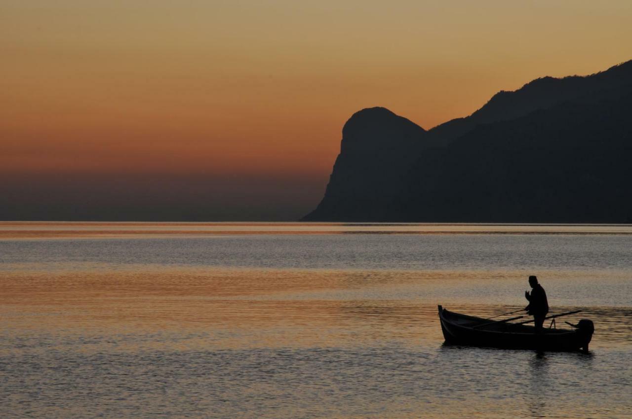 Lake & Castle View Apartment Riva del Garda Buitenkant foto