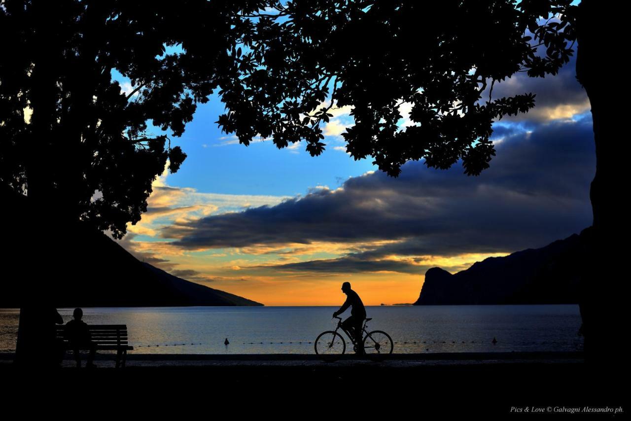 Lake & Castle View Apartment Riva del Garda Buitenkant foto