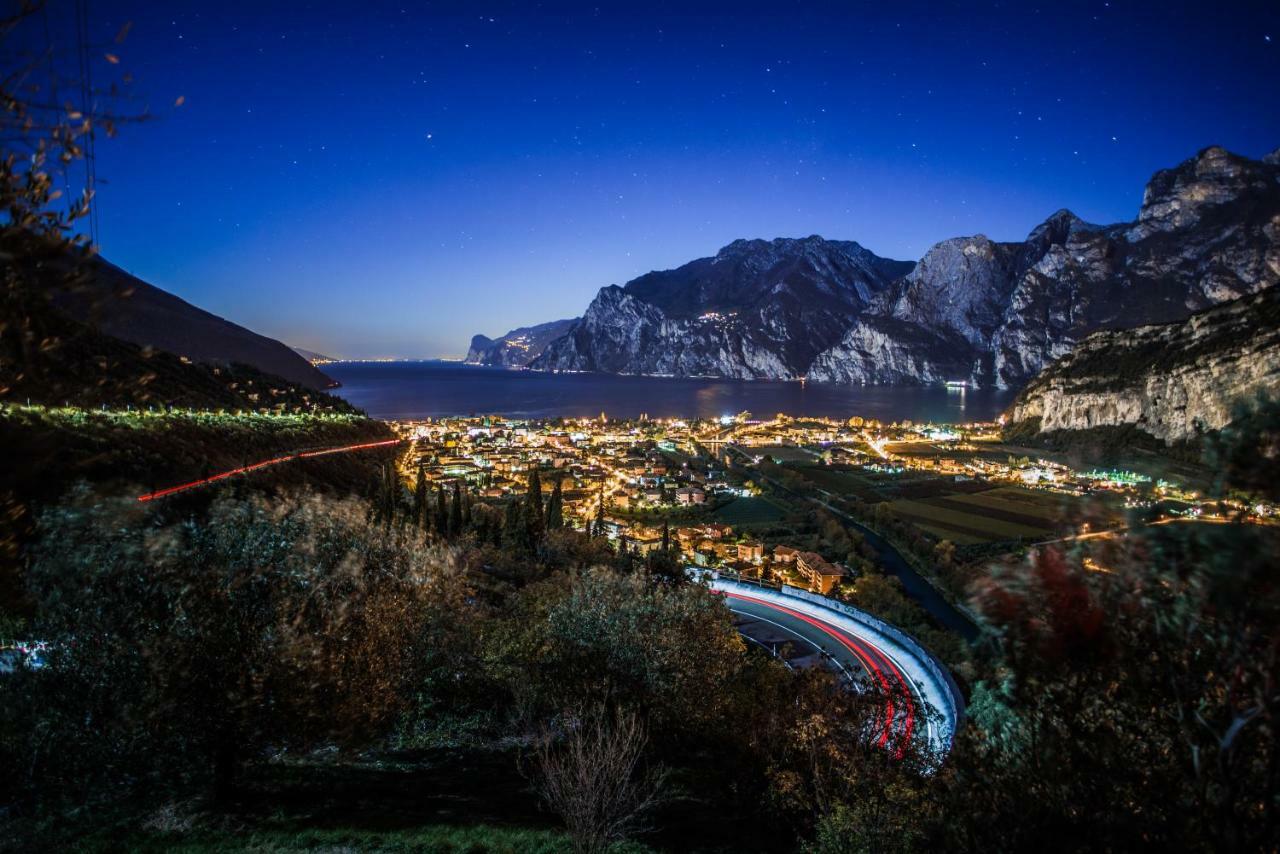 Lake & Castle View Apartment Riva del Garda Buitenkant foto